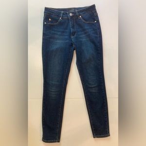 Never worn Tahari size 2/26 Chloe skinny jeans in dark blue wash